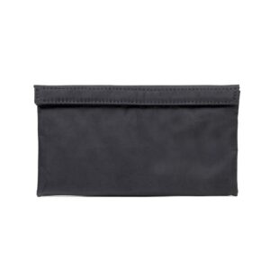 תיק Abscent Banker Black שחור בגודל 11×6 אינץ׳ עם סגירת סקוץ׳ כפולה